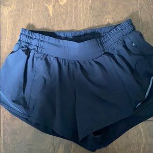 Lululemon size 6 black shorts 2.5”